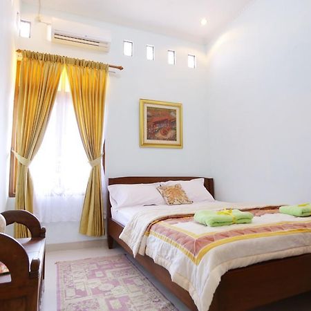 Griya Kedasih Guesthouse ยอกยาการ์ตา ภายนอก รูปภาพ