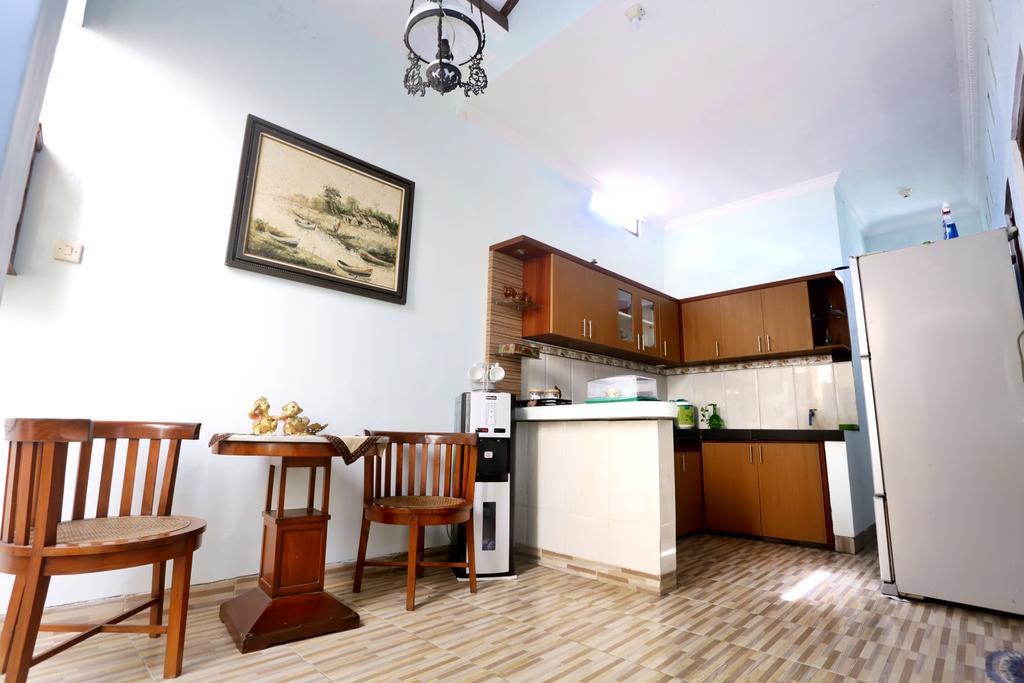 Griya Kedasih Guesthouse ยอกยาการ์ตา ภายนอก รูปภาพ