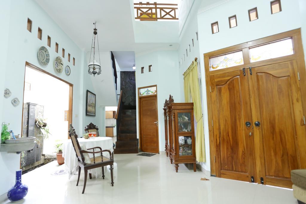 Griya Kedasih Guesthouse ยอกยาการ์ตา ภายนอก รูปภาพ