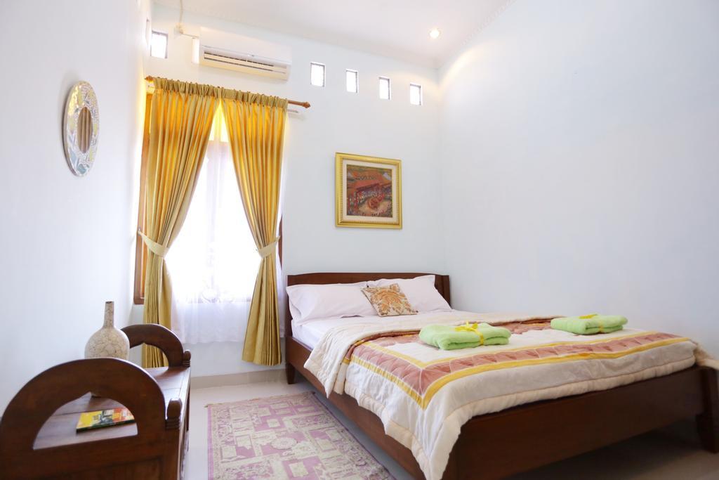 Griya Kedasih Guesthouse ยอกยาการ์ตา ภายนอก รูปภาพ