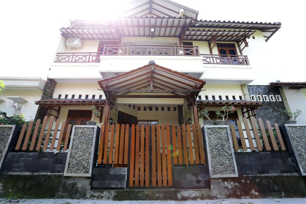 Griya Kedasih Guesthouse ยอกยาการ์ตา ภายนอก รูปภาพ