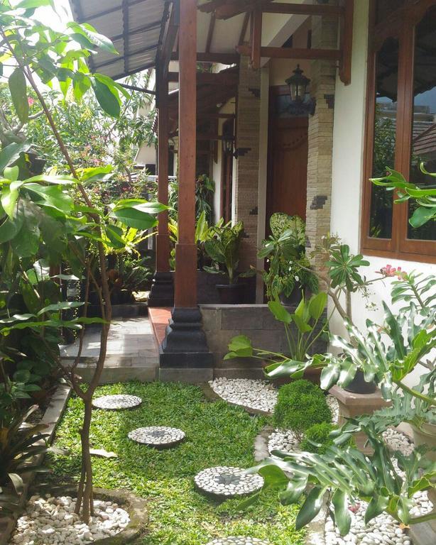 Griya Kedasih Guesthouse ยอกยาการ์ตา ภายนอก รูปภาพ