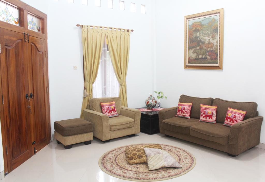 Griya Kedasih Guesthouse ยอกยาการ์ตา ภายนอก รูปภาพ