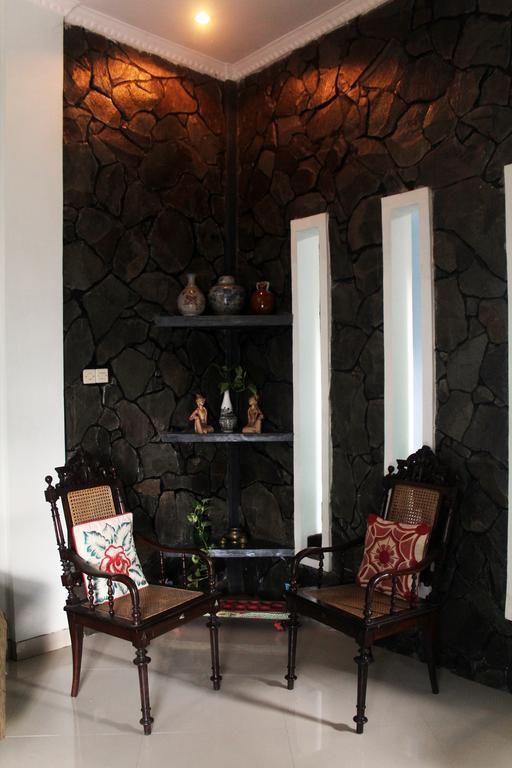 Griya Kedasih Guesthouse ยอกยาการ์ตา ภายนอก รูปภาพ